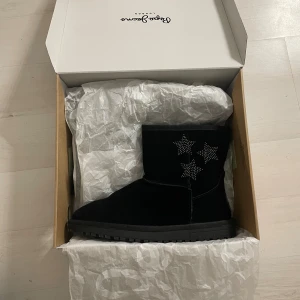 Vinterskor från Pepe Jeans - Mysiga svarta boots från Pepe Jeans med mjukt grått foder och dekorativa stjärnor i silverfärgade nitar på ena sidan. Skorna har platt sula och är tillverkade i mocka. Orginal skolådan och formstöden i kartong medföljer. Jag har endast använt dom fåtal gånger. Dom är även impregnerade men jag tipsar om att göra det igen så dom bibehåller det fina skicket, eftersom det var efter förra vintersäsongen som jag gjorde det senast.💕