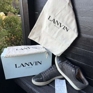 Lanvin captoe  - Säljer nu ett par extremt snygga skor från lanvin i storlek 43. Skorna är köpta för några år sedan och har blivit väl omhändertagna, stilrena skor och garantera att du kommer få komplingar när du har på dig dom. De är lite slitna på innersulan därför säljs de lite billigare. Två dustbags, box och kvitto medföljs. Om du har några funderingar är det bara att höra av sig. Pris går att diskutera.