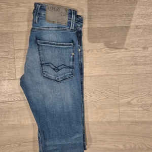 Blå Replay Anbass jeans  - Tja, Säljer dessa snygga replay jeans I storleken w29. Dom är I fint skick och har inga defekter. Skriv vid frågor eller funderingar🙌