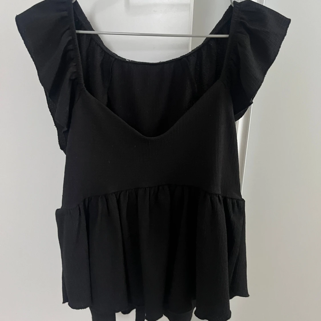 Svart blus med volangärmar - 1