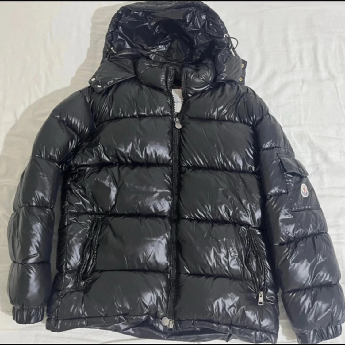 Svart Moncler Maya jacka 