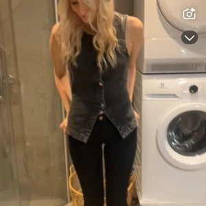 Grå/svart Jeansväst Ginatricot  - Säljer min svart/gråa nästan oanvända jeansväst, jättesnygg, formar sig efter kroppen