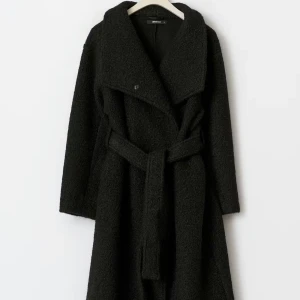 Lång kappa Gina Tricot - Svart lång kappa från Gina tricot som är otroligt populär!  Aldrig använd med prislapp kvar!🤍