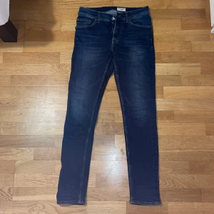 Tiger of Sweden  - Snygga blå jeans från Tiger of Sweden kan göra med bulk så hör av er vid minsta fundering 