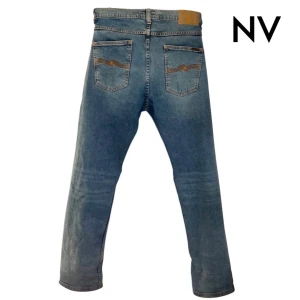 Nudie jeans - Ett par nästan helt nya nudie jeans i modellen lean dean, som är väldigt sparsamt använda. Storleken på dessa är 32 i midjan. 