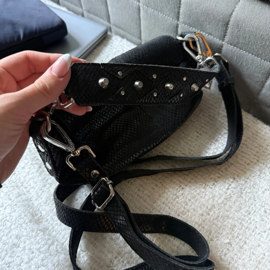 Handväska med nitar - 3