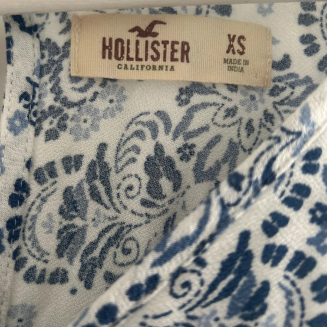 Blåvit kortklänning (shorts nertill) från Hollister XS - 3
