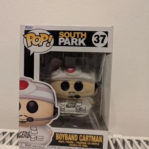 Funko Pop! South Park Boyband Cartman #37 - Säljer en Funko Pop vinylfigur av Boyband Cartman från South Park, nummer 37. Figuren är i originalförpackning. Är villig att pruta!