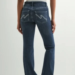 Nelly Jeans - Ett par jättesnygga utsvängda jeans ifrån Nelly! Köpta här på plick men hyfsat använda av mig, lite slitna nere vid kanterna (se sista bilden). Nypris: 699kr💙