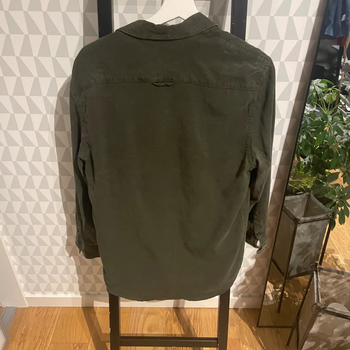 Grön skjorta från Filippa K, strl 48 - 1