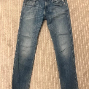Replay Jeans - Slimfit - Snygga blå jeans från Replay med en klassisk femficksdesign och en lätt tvättad look. De har en slimfit passform. Konditionen på jeansen är jätte bra.