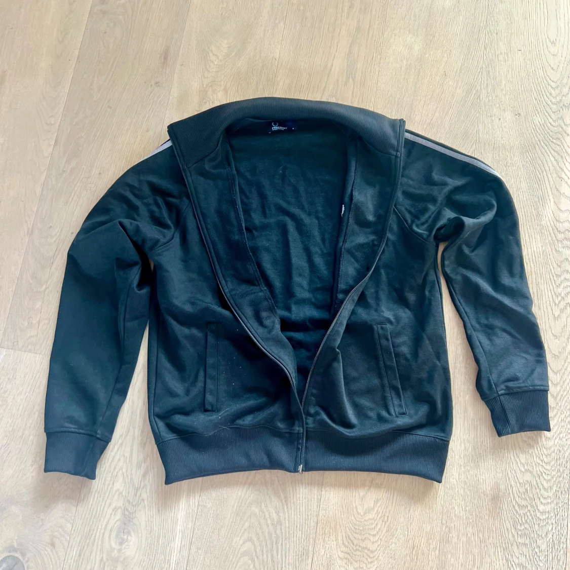 Svart Fred Perry ziptröja med vita ränder - 1