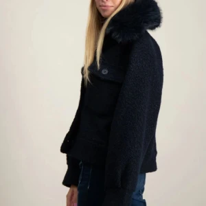 Mörkblå jacka från Gina Young 💞💞 - Säljer en mörkblå jacka från Gina Young i storlek 170 använd 4-5 gånger men kommer tyvärr inte till användning längre den här inga defekter❤️❤️