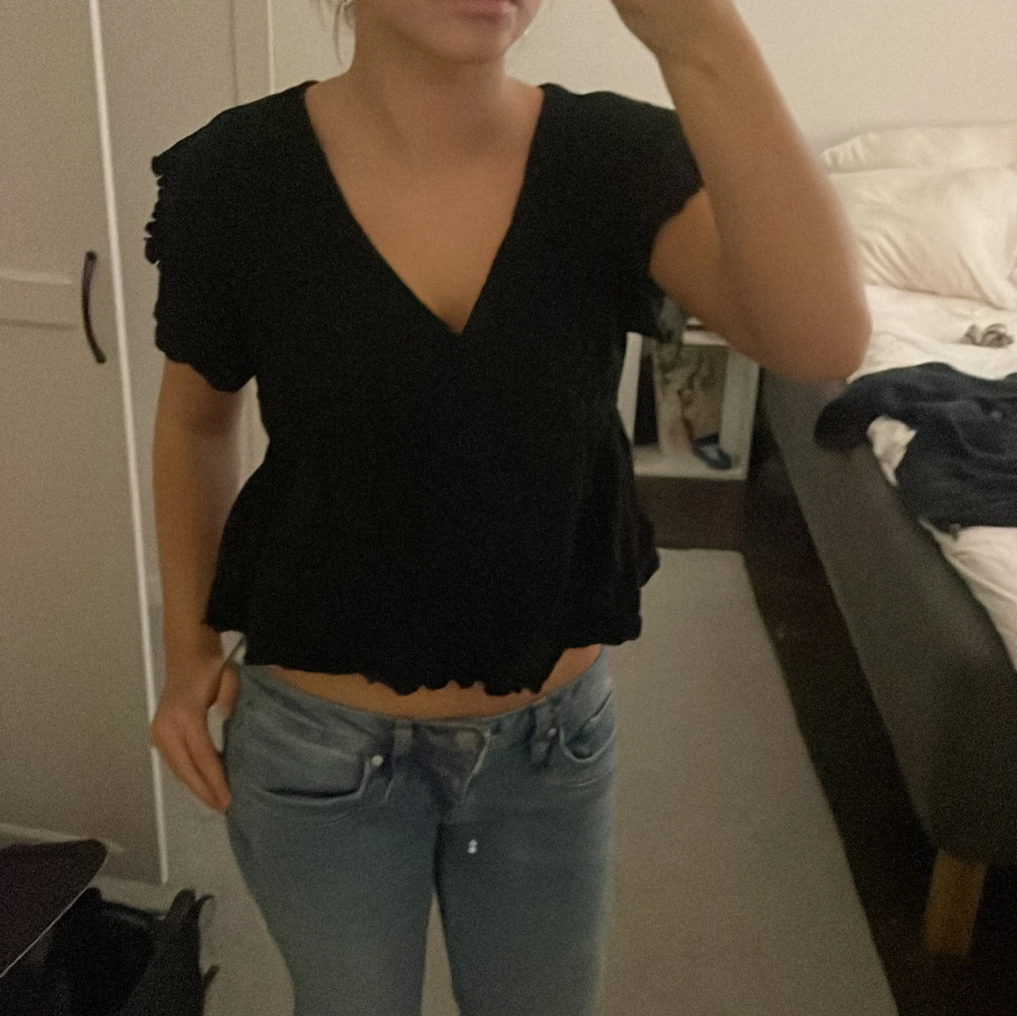 Svart blus med v-ringning och volang