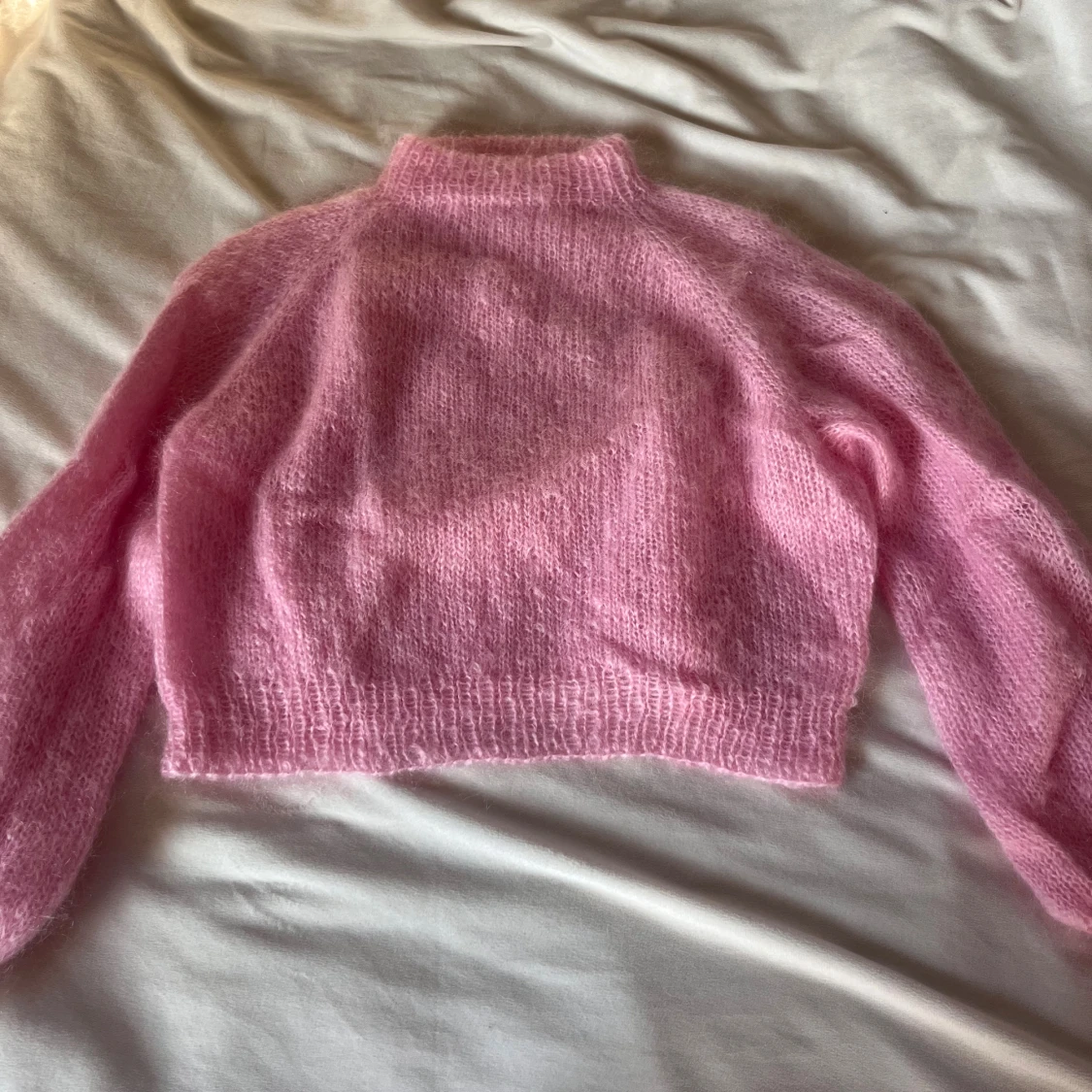 Ljusrosa stickad croppad tröja