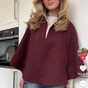 Vinröd poncho från H&M  - Asfin poncho från hm i storlek 34 super bra skick🥰