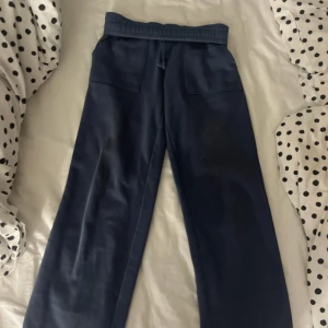 Pants lager 157 - Dessa är de blåa/marinblåa moderna pantsen från lager 157. Säljer då jag växt ut i storleken (140) Kolla sista bild för det som kan vara lite extra knottrigt. 🌺 som nytt skick men utan prislapp!! Sålt dessa tillsammans med Gråa & Beigea, 190kr allt! Alltså 63kr/st.💜