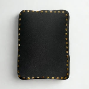 Datorfodral i svart med guldiga nitar - Väldigt efterfrågat datorfodral!! Därav är det dem sista i lager nu 🥂. Fodralet är i storlek 34,5x25cm! Passar Chromebook, MacBook och andra datorer. Fodralet är i vattentätt material och skyddar ditt dator bra! Helt unik design med guldiga nitar på! Fodralet även handgjort! 🤩