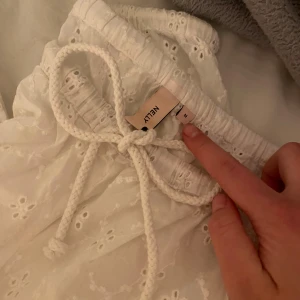 Broderade linnebyxor - Ett par jättefina oanvända linne byxor från Nelly som jag precis beställt! Var tyvärr alldeles för stora och passade inte alls, köpte på outlet så jag kan inte returnera. Är verkligen superfina men passar tyvärr inte mig, om man vill ha bild på så är det bara att fråga! Orginalpriset är 500kr! 