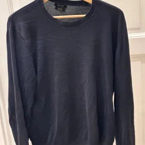 Mörkblå bomullströja Massimo Dutti - Snygg mörkblå tröja från Massimo Dutti i extrafin bomull. Klassisk rund hals och långa ärmar med ribbade muddar vid ärmslut och nederkant. Perfekt för dig som gillar stilrena och enkla plagg med skön passform.