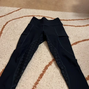 Marinblåa Maya Delorez  - Snygga marinblå ridleggings från Maya Delorez i storlek 2XS. Materialet är stretchigt syntet som ger bra rörelsefrihet.