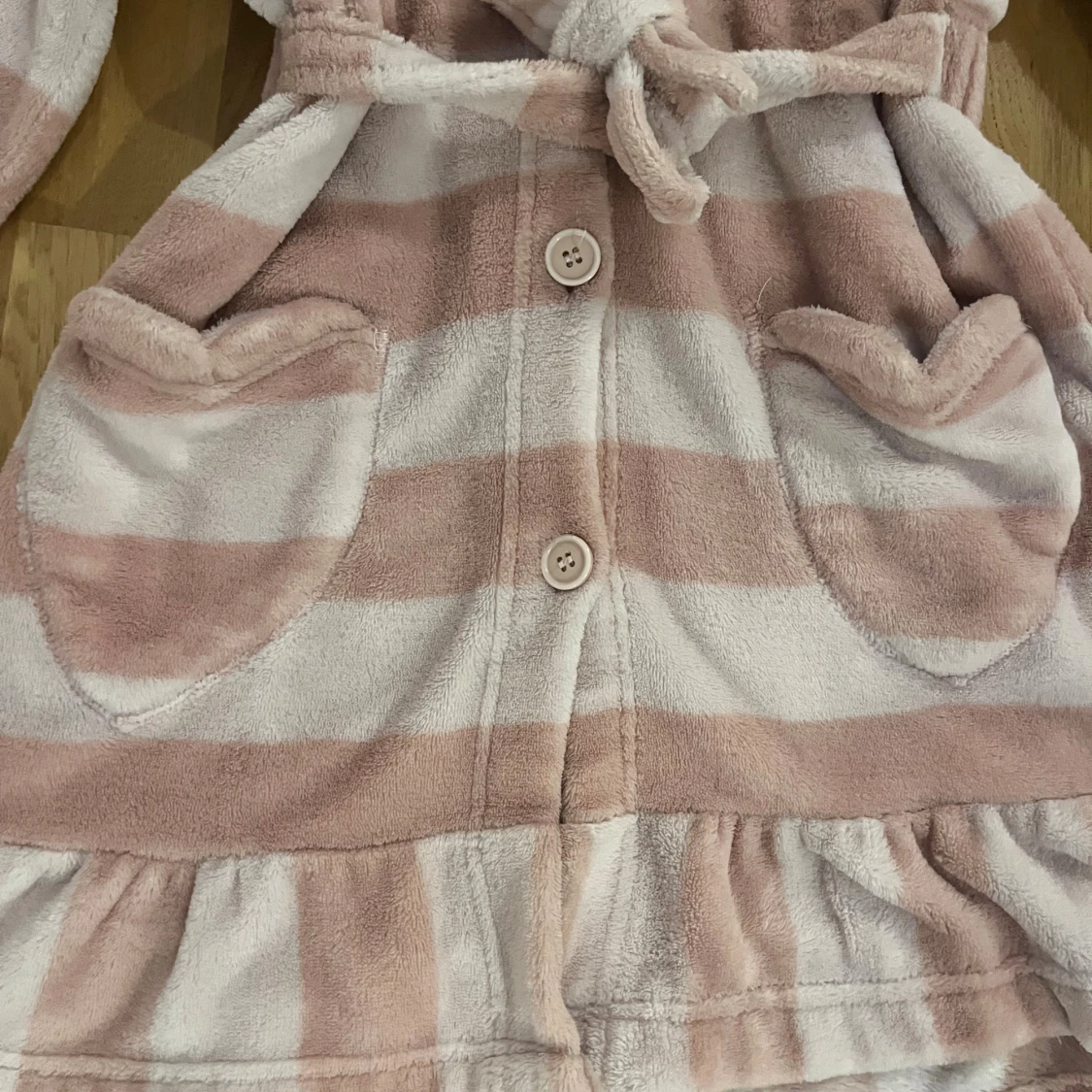 Randig rosa och vit morgonrock  - 1