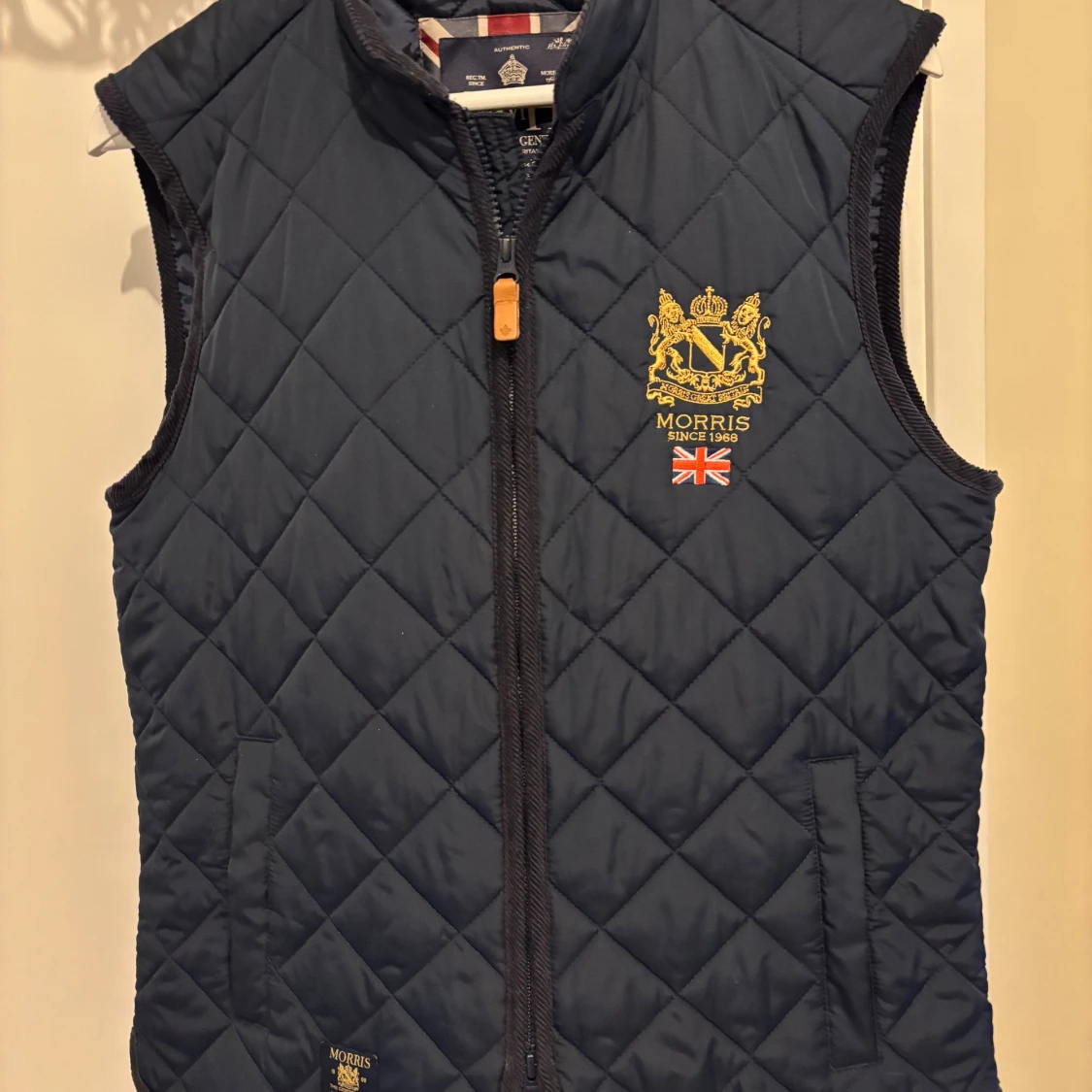 Mörkblå quiltad dunväst från Morris