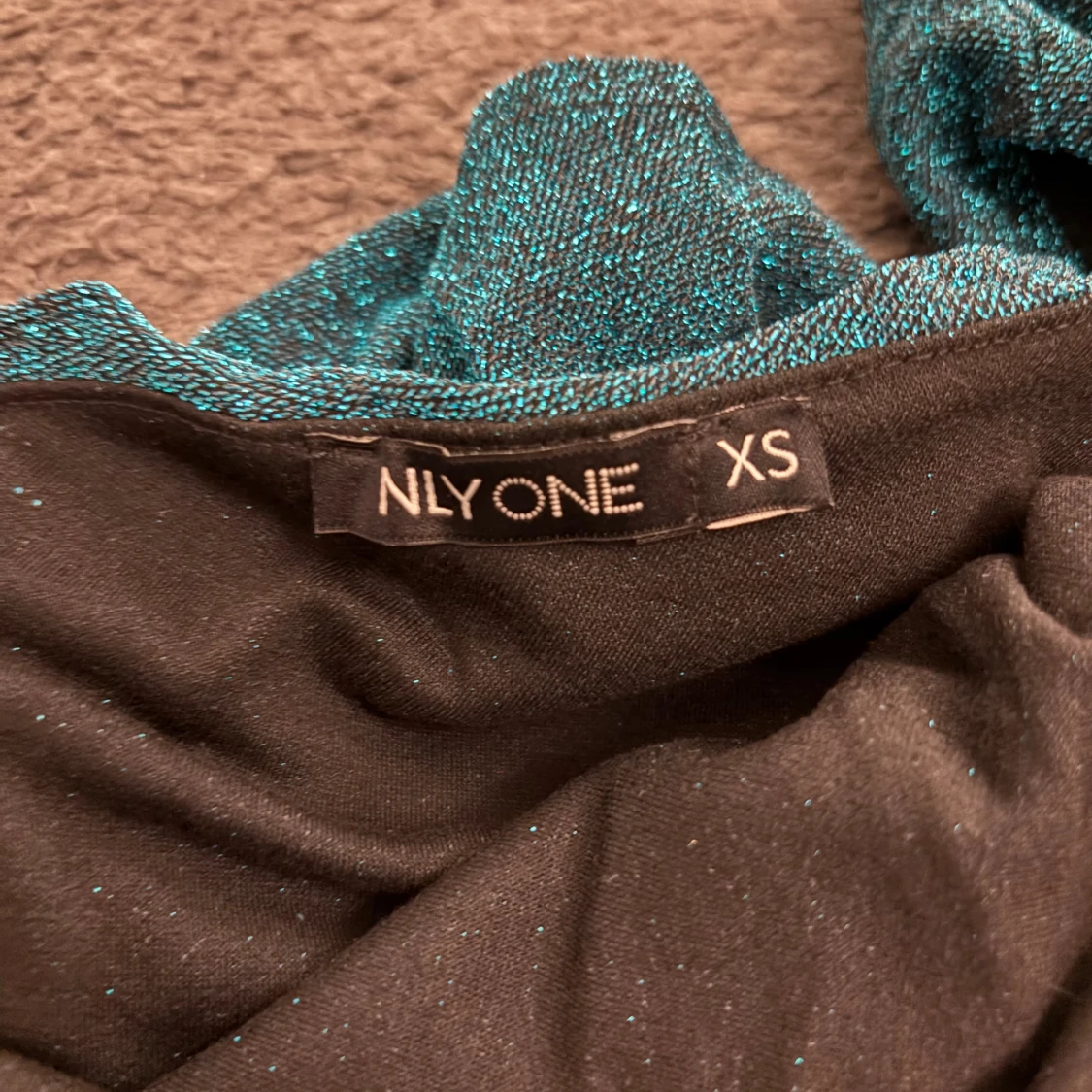 Glittrig grön one shoulder klänning från Nelly - 1