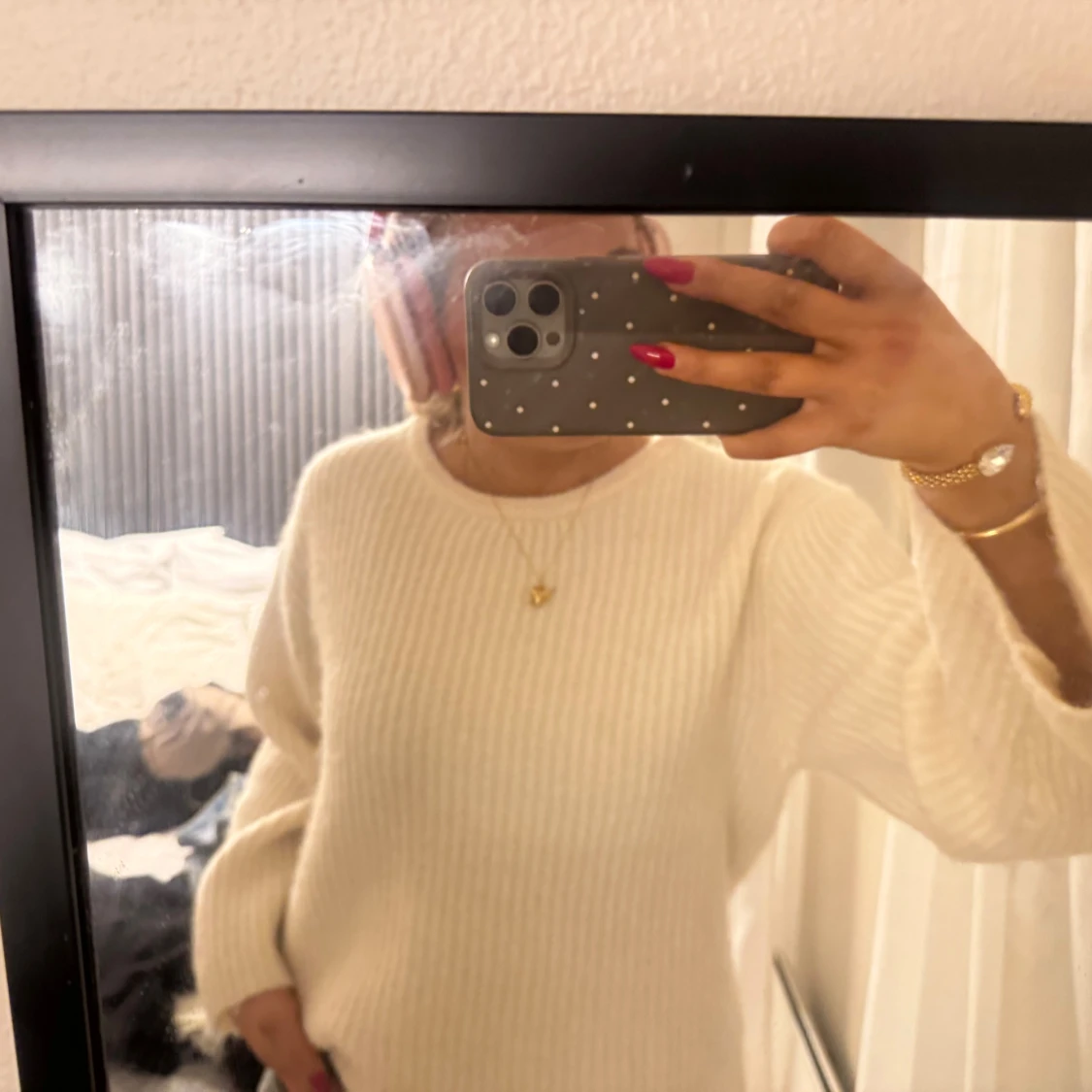 Vit stickad tröja med rosett i ryggen