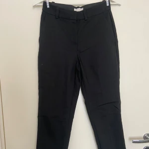 Kostymbyxor från H&M - Kostymbyxor från H&M i storlek 34 I mycket bra skick