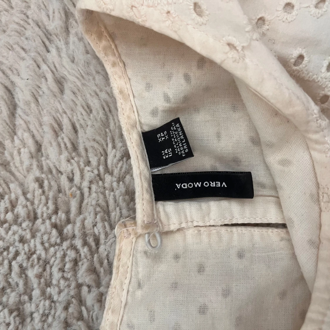 Beige broderad blus från Vero Moda - 1