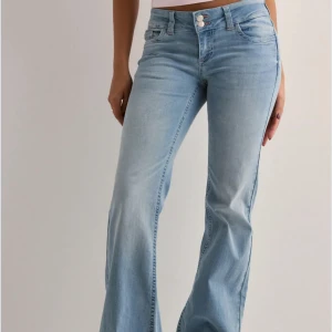 Ljusblå bootcut jeans med broderi - Nelly jeans helt oanvända köpt för 700 säljer för 450