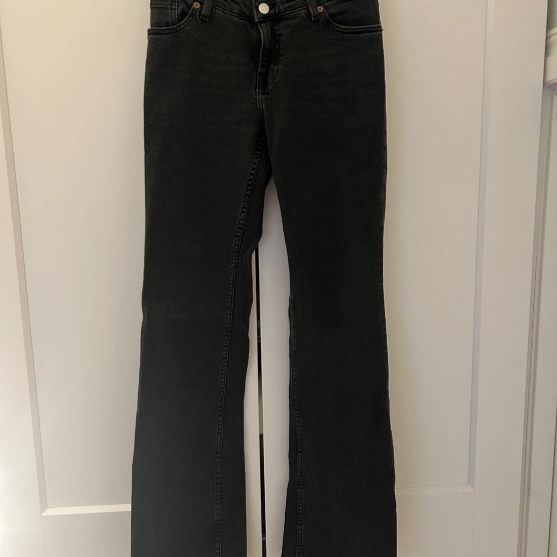 Svarta low waist bootcut jeans från Monki