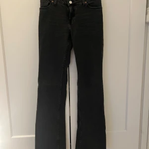 Svarta low waist bootcut jeans från Monki  - Så snygga helt oanvända jeans från Monki! 💖