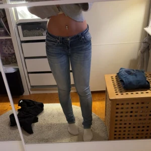 Miss Me jeans  - Säljer mina Miss me jeans i storlek 28. Skinny med snygga detaljer! Pris kan diskuteras 