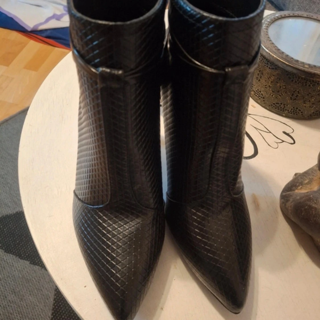 Svarta stövletter med ormmönster - 2