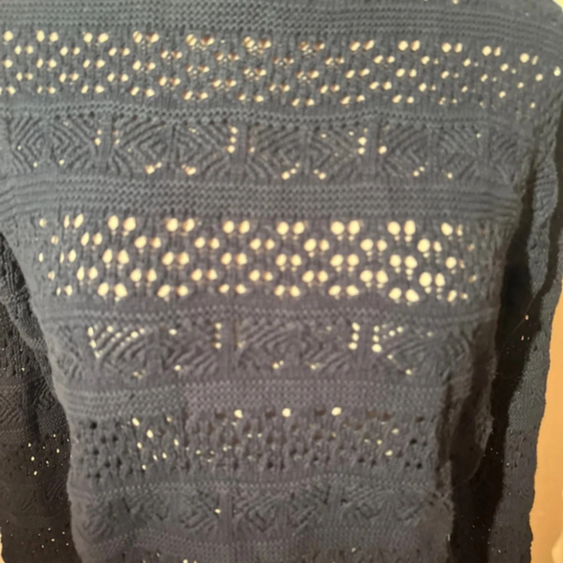 Mörkblå stickad tröja med hålmönster - 1