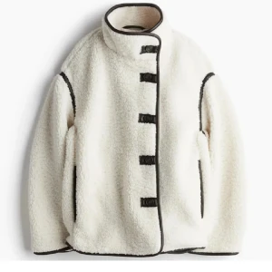 SÖKER DENNA vita teddyjacka med svarta detaljer - Söker denna jacka!! Skriv om ni säljer eller vet någon som gör💞S eller xs