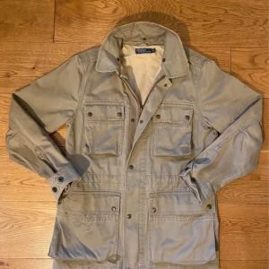 Ralph Lauren field jacket - Säljer just nu denna otroligt snygga och eftertraktade field jackan från Polo Ralph Lauren i khaki färg. Nypris:ca 4000kr