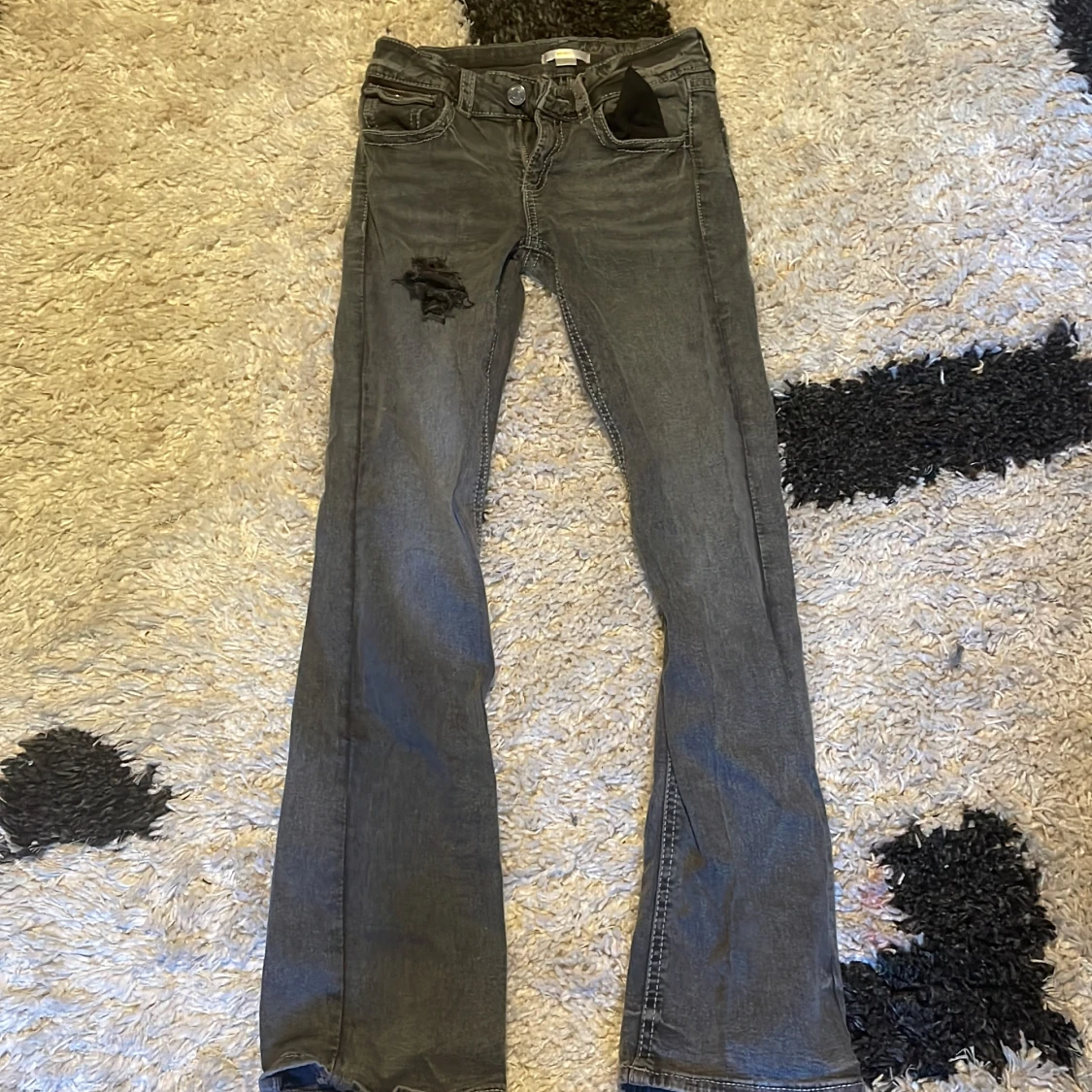 Grå bootcut jeans med detaljer