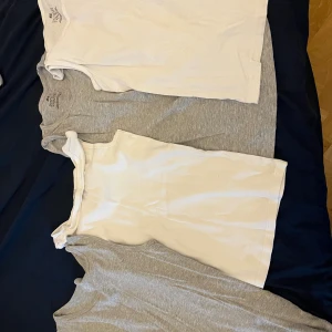4-pack basic linnetoppar H&M - Fyra enkla och sköna linnetoppar från H&M i vitt och ljusgrått. Alla är ärmlösa med rund halsringning och tillverkade i mjuk bomull. Perfekta att matcha med jeans eller shorts för en clean och avslappnad look. Ett grått linne är i storlek 152-162 och resten är 148-152