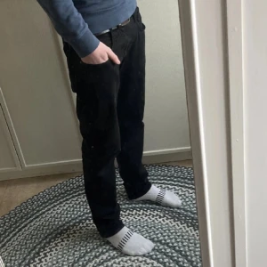 Replay anbass jeans w 31 - Rikgtigt feta svarta Replay Anbass Hyperflex i storleken 31/32. Dem är slim och är i helt okej skick. Jag säljer dem då de inte används längre. Nypris 1799kr, säljer dem för super pris om man frågar mig. Lite missfärgning av tvätten.