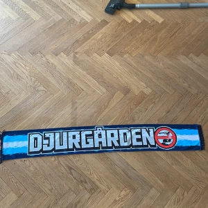 Sofialäktaren scraf - Tunn scarf i bra skick från sofialäktaren där det står djurgården på ena sidan och frihet för ultras på den andra sidan. 