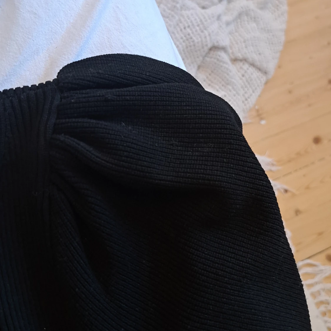 Svart ribbad topp med knyt i ryggen - 2