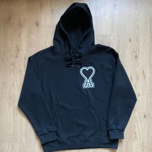 Ami Paris hoodie - Använd fåtal gånger, inga tecken på användning. Broderad logga på bröstet. Skönt bomulls material.  Hör av er om ni har andra prisförslag eller funderingar