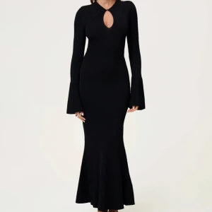 ADOORE Basel Dress Svart 34 - Säljer min fina ADOORE Basel Dress i storlek 34 men passar även en 36. Klänningen är i nyskick, har aldrig använt den. Nypris 1695 kr 💕