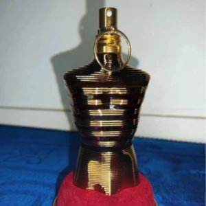 Jean Paul Gaultier Le Male Elixir - Snygg och unik parfym i metallisk design från Jean Paul Gaultier. Volym: 125 ml. Perfekt för dig som vill sticka ut med en ikonisk flaska i samlingen.