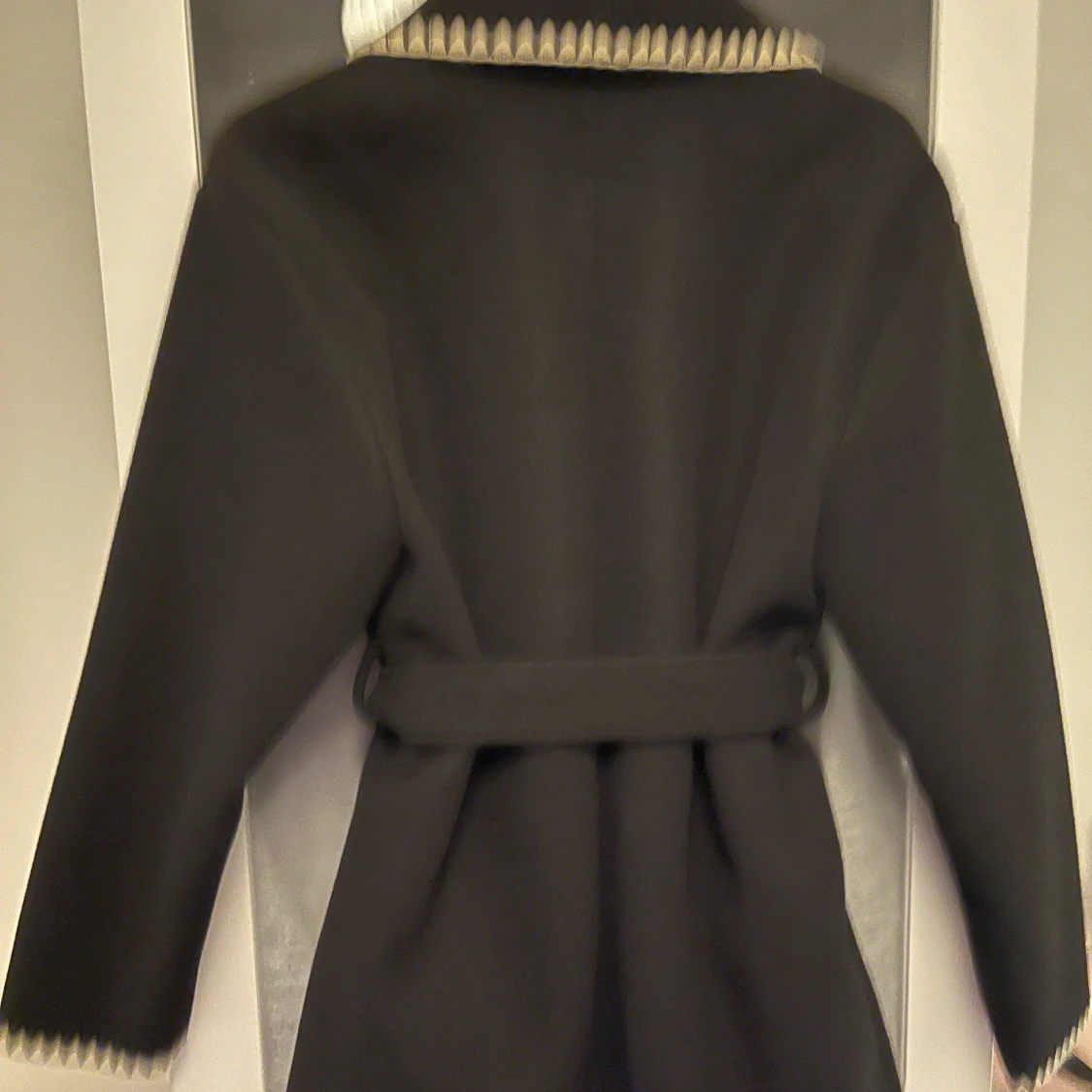 Svart kappa med mönstrad kant Kappahl - 1