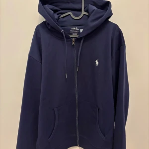 Ralph lauren tröja - Zip up tröja från Ralph lauren, helt ny fick den precis i present men den e för stor för mig eftersom jag har L. Strlk på tröjan XL och den sitter som den ska. 