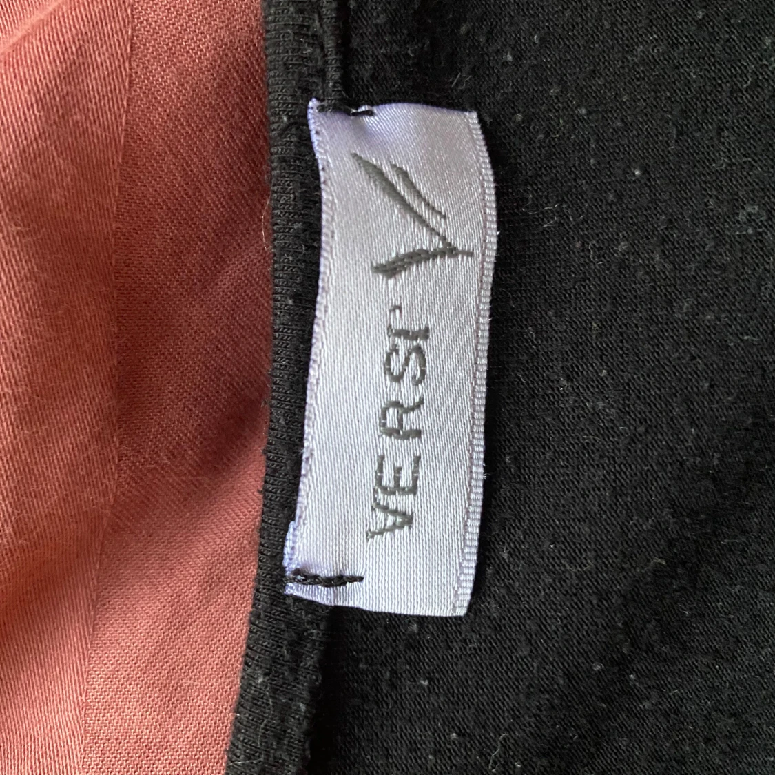 Svart långärmad topp med knyt från Versi Nopprig strl M - 3